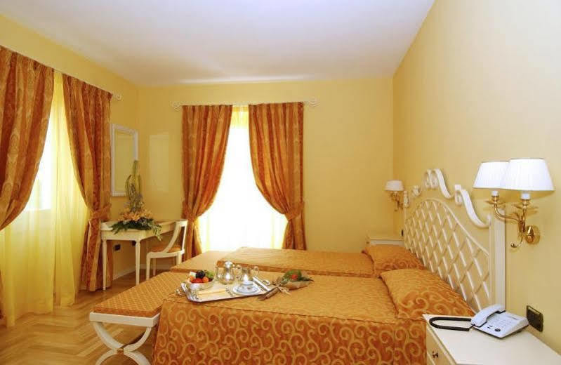 Villa Sofia Hotel การ์โดเน ริเวียรา ภายนอก รูปภาพ